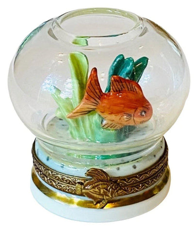 Gold-fish-in-bowl-swimming-in-clear-crystal-clear-water