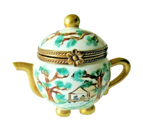 Oriental teapot with traditional Chinese design and elegant boule shape 