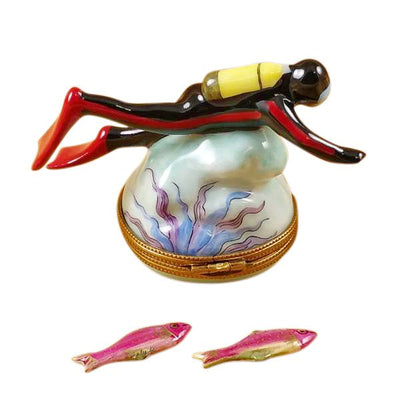 Diver toy with two removable fish for imaginative underwater play