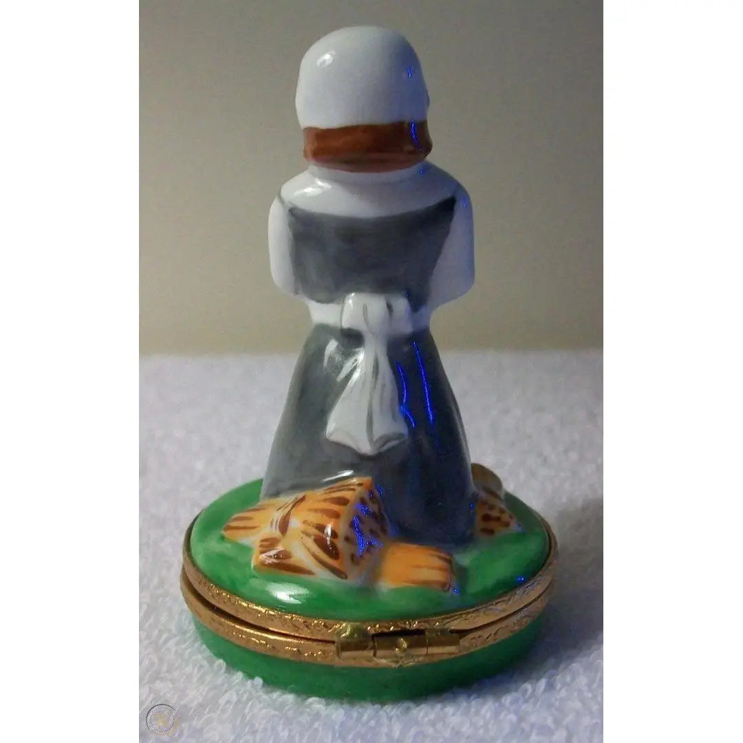 Mrs Pilgrim Artoria Porcelain Limoges thanksgiving pilgrim limoges box French Trinket Box