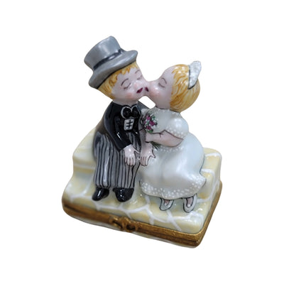 Kissing Wedding Couple Limoges Box Porcelain Figurine-love baby valentine-CH8C145