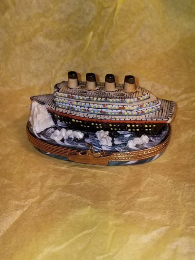 Titanic Boat - A striking and lifelike model of the legendary Titanic ship